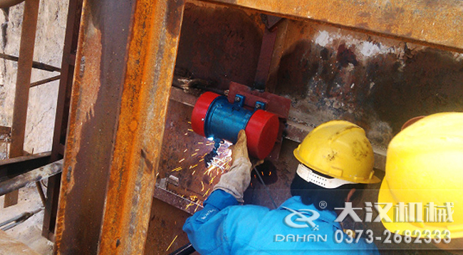 倉(cāng)壁振動(dòng)器安裝